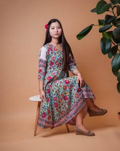 Vestido Bliss Floral Estampado a Mano, Vestido Boho de Algodón hasta la Pantorrilla, Azul y Rosa, Ropa Casual para Ocasiones - Product Image 4