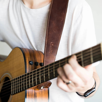 Bracelet de guitare en cuir véritable personnalisé de haute qualité en cuir véritable fait à la main sangle unisexe pour sangle de guitare vintage de guitare.