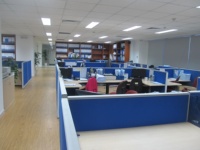 Poste de travail de bureau moderne de haute qualité avec cloison pour hôpital et école, cadre en aluminium stratifié personnalisé, fiable