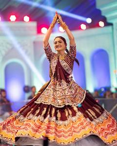 LANCEMENT DU NOUVEAU LEHENGA CHOLI MODERNE avec TISSU DUPATTA COTON MOUSSELINE LOURDE pour la FÊTE avec BEAU TRAVAIL D'IMPRESSION - Product Image 2