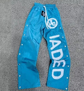 Pantalones Deportivos de Nylon con Bordado Personalizado, 100% Nylon, Pierna Recta y Ancha, Estilo Baggy, con Botones a Presión Laterales, para Hombre - Product Image 3