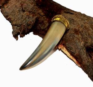 Colgante de Cuerno de Búfalo Natural Pulido a Mano de Alta Calidad con Trabajo en Latón, Joyería India HF CRAFTS para Fiestas - Product Image 4