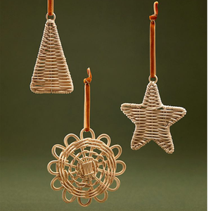 Adornos de Mimbre Hechos a Mano para Decoración Navideña Diseños Hechos a Mano y Festivos Adornos Navideños de Ratán Ecológicos - Product Image 1