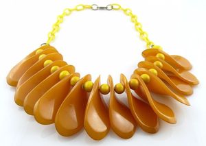 Nuevo y Exclusivo Conjunto de Collar de Cuentas de Resina Irregulares, Joyería Elegante en Amarillo y Negro, Diseño Artesanal y Moderno - Product Image 6