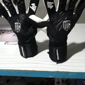 Gants de gardien de but de football de conception récente, latex allemand, 4 mm d'épaisseur, haute qualité, équipement d'entraînement personnalisable - Product Image 2