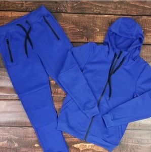 Conjunto Deportivo Unisex de Alta Calidad Personalizable con Logotipo y Diseño Único - Product Image 1