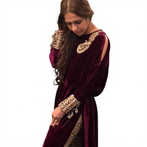 Ensemble kurta et pantalon tendance et élégant avec broderies appliquées, tenue ethnique pour fêtes et mariages (robe décontractée) - Product Image 1
