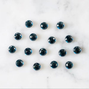 พลอยบุษราคัมสีฟ้าทรงกลม5มม. ธรรมชาติสีฟ้าเข้มตัดจากเหมืองอัญมณีแบบบราซิล - Product Image 1