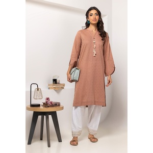 Chemise décontractée marron pour femme en tissu Dobby teint et orné, avec col mandarin et fonction respirante - Product Image 3