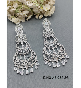 Pendientes de moda llamativos en tono dorado para mujer con un diseño intrincado adecuado para fiestas o bodas DE LA India - Product Image 6