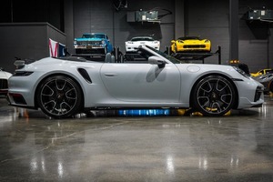 รถใหม่มาถึงปี 2025 สีขาวสะอาดตาสำหรับ 911 Turbo S Convertible A W D ล้อแม็กซ์ เบาะหนัง เกียร์อัตโนมัติ หลังคาซันรูฟแบบพาโนรามา - Product Image 5