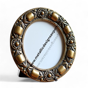 Marco DE FOTOS dorado redondo antiguo Marco DE FOTOS decorativo vintage de metal con detalles florales Diseño de mesa elegante - Product Image 1