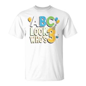 Maglietta di compleanno con alfabeto per bambini di 3 anni, design 'ABC Look Who's Here' per regali e feste personalizzati - Product Image 2