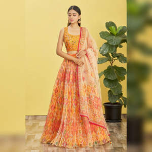 Entièrement cousu prêt à porter Lehenga Choli tenue de mariée et de fête indienne avec Dupatta brodé - Product Image 1