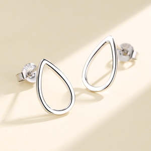 Orecchini Pendenti in Argento Sterling con Design a Goccia Traforata - Product Image 2