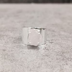 Joyería de piedra áspera Anillo unisex Piedra preciosa de cuarzo rosa crudo natural Piedra DE NACIMIENTO DE ABRIL Joyería de banda ancha Anillo de plata esterlina 925 - Product Image 1