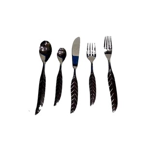 Fabuloso juego de cubiertos de metal con mango llamativo que realza cada mesa con un brillo discreto que cautiva la atención de forma sutil. - Product Image 5