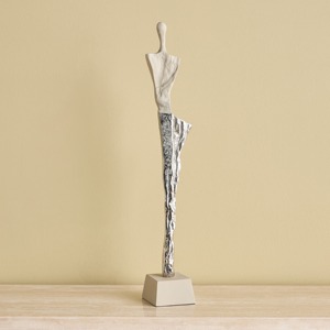 Sculpture artistique de cheval en métal noir Pièce de déclaration élégante idéale pour la maison de luxe ou la décoration de bureau contemporaine - Product Image 4