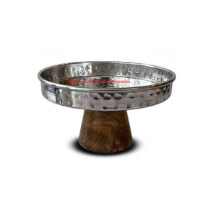 Cuenco para servir de metal martillado hecho a mano al por mayor con base de madera de mango rústico soporte de pastel decorativo para el hogar y eventos - Product Image 1