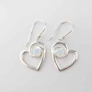 Boucles d'oreilles faites à la main en argent sterling 925 plaqué or avec opale laiteuse pour femmes - Cadeau d'anniversaire et de fête - Product Image 1