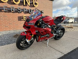 <span class=keywords><strong>Ducati</strong></span> Panigale V4 Bagnaia 2024, une <span class=keywords><strong>moto</strong></span> sportive exceptionnelle - Product Image 3