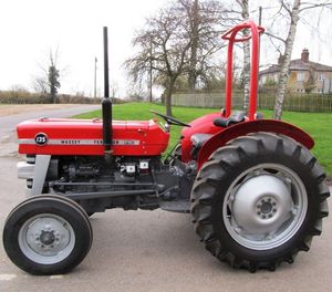 Tracteur agricole d'occasion Massey Ferguson MF135, moteur 45 CV avec pompe de boîte de vitesses et roulement, pour usage agricole, à vendre - Product Image 1