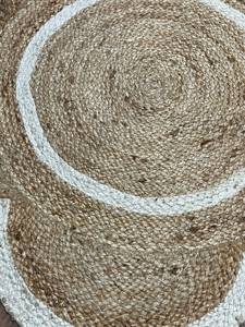 ชุดพรมปอกระเจาธรรมชาติทำด้วยมือขอบสีขาวและดีไซน์ดอกไม้ที่สมบูรณ์แบบสำหรับการตกแต่งห้องครัวในบ้านและทางเข้า - Product Image 5