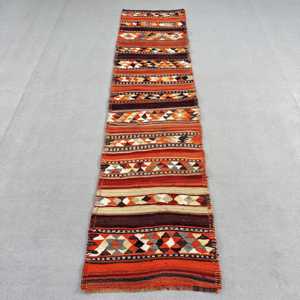 Alfombra turca vintage de 2.6x10.7 pies (79x327 cm), Kilim rojo marrón con lunares - Product Image 1