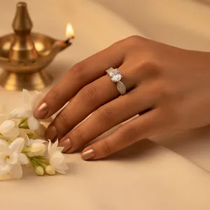 Bague de fiançailles pour femme en argent 925 avec zircon taille ovale serti à griffes, design ailes pavées, plaqué rhodium, style classique de luxe pour mariage et soirée - Product Image 3