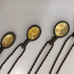 Colliers perlés de qualité AAA - Matériel en laiton avec cristaux naturels assortis, pendentifs en macramé, pierres précieuses de formes variées, vente en gros - Product Image 1