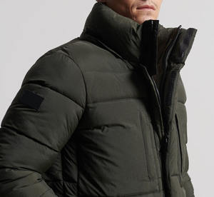 Manteau d'hiver élégant pour hommes avec un design long, imperméable, respirant, en toile, motif de camouflage pour la pluie et la neige. - Product Image 4
