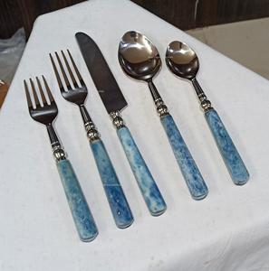Juego de cubiertos populares de acero inoxidable con mango de hueso azul cielo Acabado en plata Juegos de cubiertos de vajilla para el hogar y la boda - Product Image 3