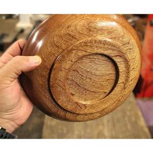 Plat à salade classique en bois de noyer pour collations aux fruits verts frais et configuration de salle à manger simple - Product Image 4