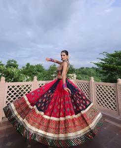 Nuevo Lehenga Choli de diseñador para Navratri, Lehenga para festivales indios, hermoso estampado digital con trabajo de espejos reales y encaje hecho a mano en pal. - Product Image 3