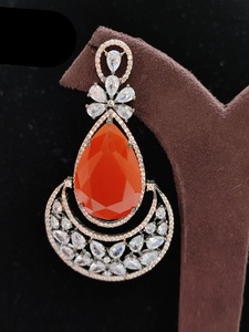 Elegantes pendientes de chispa de circón chapados en plata con perla para fiesta y fiesta, accesorios de moda con piedra de circón - Product Image 2