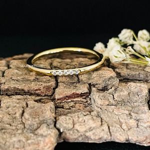 Anillo Cristiano Minimalista para Mujer con Cinco Diamantes Engastados en Oro Sólido de 14K para Regalo - Product Image 2