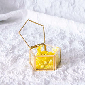 Caja de almacenamiento de anillo de latón y vidrio de diseño clásico de calidad superior Caja de joyería y colgante con forma hexagonal a precios atractivos - Product Image 3