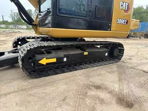 Mini-excavatrice économique avec godet de terrassement, capacité de 0,12 m³, poids opérationnel de 1,8 tonne, moteur Cummins - Product Image 3