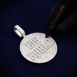 Colgante y Dije Circular de Moissanita con Acabado en Oro de 14k Personalizado, Diseño BIG HARLO - Product Image 1