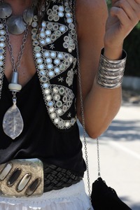 เสื้อแจ็คเก็ตผ้าแคนวาสสีดำแบบสั้น สไตล์วินเทจ เป็นมิตรกับสิ่งแวดล้อม ตกแต่งด้วยลายสามเหลี่ยมสวยงาม และงานปักลายกระจก ด้านหน้าเปิด - Product Image 2