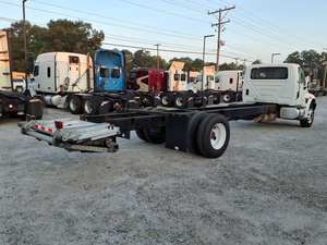 Camion d'occasion prêt à l'emploi 2022 International DuraStar 4300 Cabine et châssis à vendre Transmission automatique - Product Image 2