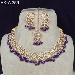 Collier et boucles d'oreilles Kundan traditionnels élégants avec perles Accents floraux Bijoux de mariage de style vintage pour les fêtes de mariées - Product Image 2