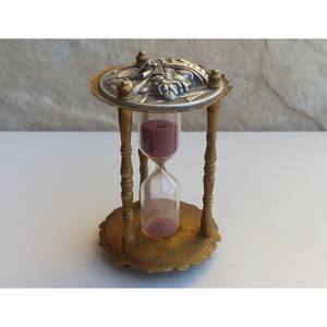 Fabriqué avec force et grâce, l'horloge à sable en métal vintage devient un pont entre la permanence et la transience. - Product Image 3