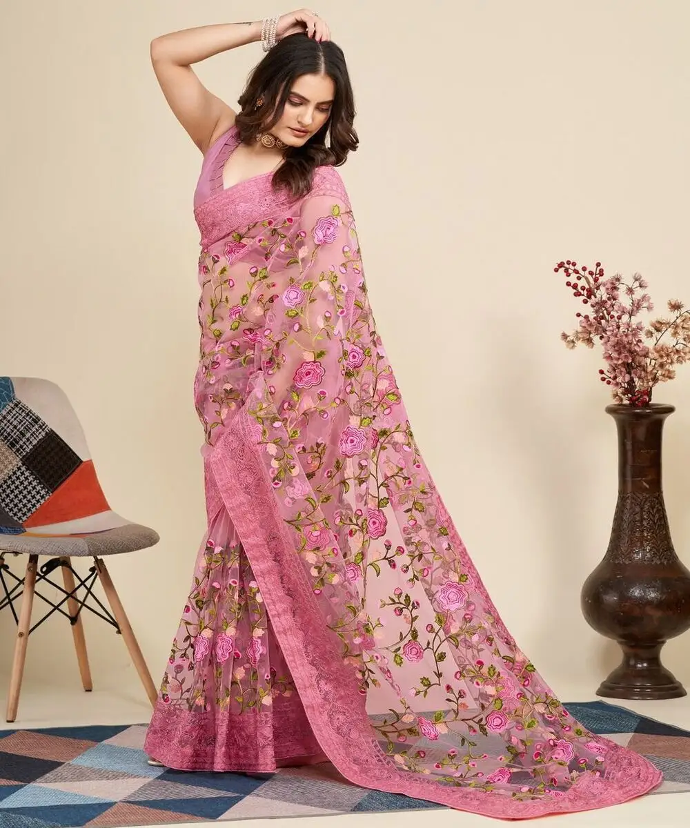 Rimani con i sari marroni terrosi che offrono una dichiarazione di stile sottile ma di grande impatto che le donne indossano il saree ricamato