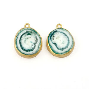 Venta al por mayor de pendientes de piedra de cuarzo solar rosa de estilo vintage, par de collares de fianza individuales chapados en oro, ajuste de latón - Product Image 1