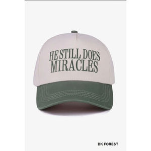 Casquette verte forêt Faith brodée avec la phrase « He Still Does Miracles » - Product Image 1