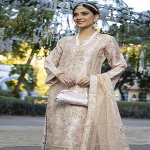 Vestidos Panjabi pakistaníes bordados de Organza para mujer en trajes de tres piezas de Organza Diseñadores paquistaníes de Dr Haris Vol MIRAAS - Product Image 5