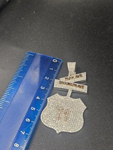 Colgante Personalizado de Letrero Urbano con Incrustaciones de Moissanita, Diseño de Escudo con Nombre de Brooklyn, en Plata de Ley Chapada en Oro, Joyería Fina - Product Image 5