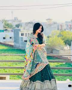 Chemisier de créateur Lehenga entièrement cousu avec broderie de travail séquentiel Design belle couleur tissu Georgette - Product Image 2