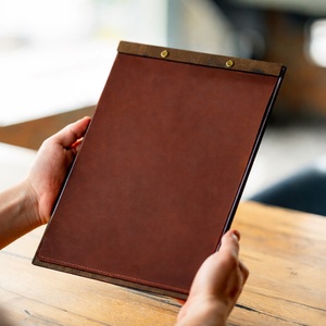 Cubierta de Menú de Madera Personalizada con Encuadernación en Cuero – Porta Menús con Logotipo Personalizado para Hoteles, Cafés y Bares - Product Image 1